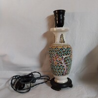 Chinoiserie stílusú áttört porcelán lámpatalp – Kézzel festett, fa talpon