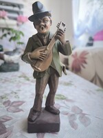 Zenélő férfi szobor fa talpon eladó!