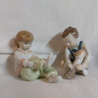 Retro Aquincum porcelán figura pár – Cipőt kötő kisfiú és kislány (Garányi Irén)