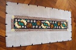 Kalotaszegi selyem hímzés futó terítő , asztalközép dekoráció futó , 97x47 cm