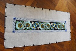Kalotaszegi selyem hímzés futó terítő , asztalközép dekoráció futó , 97x47 cm