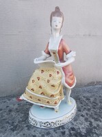 Hollóházi barokk stílusú kottát olvasó / éneklő hölgy porcelán.