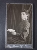 Antik CDV  fotó elegáns nő könyvvel műtermi portré Herm Plappert München 1905 körül