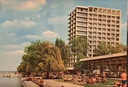 Siófok – Balaton-part, szálloda és strandolók, régi színes képeslap