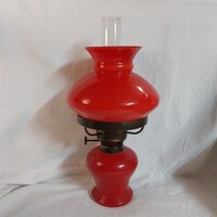 Retro piros üveg petróleumlámpa (sérült/repedt búrával) – 30x15 cm