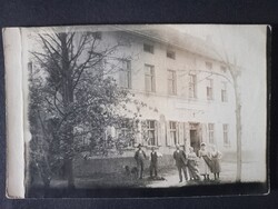 Antik fotó régi falusi ház lakóival családdal és kutyákkal 1910 körül