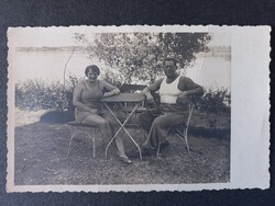 Antik fotó vízparton pihenő házaspár kerti asztalnál 1930 körül