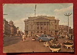 Nemzeti Színház a Blaha Lujza téren, korabeli autókkal, régi színes képeslap”