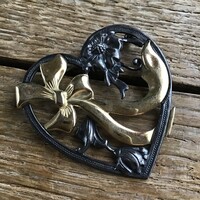 Nagy méretű ezüst szív bross aranyozott díszítéssel