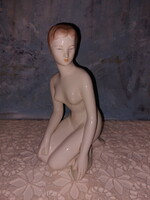 Aquincumi, Budapest porcelán ülő akt szobor, fürdőző nő