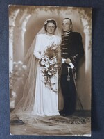 Régi fotó esküvői pár menyasszony és díszegyenruhás vőlegény karddal 1940 körül