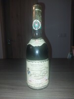 Tokaji aszú, 4 puttonyos, 1975 évjárat. Muzeális bor jó állapotban.