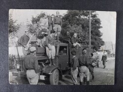 Régi fotó magyar katonák hangszerekkel teherautón, 1961/62