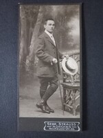 Antik fotó elegáns fiatal férfi bottal és kalappal Gebr Strauss München 1910 körül