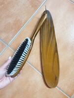 Vintage stílusú, falra akasztható fa ruhatisztító kefe tartópanellel