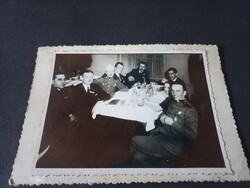 Régi fotó katonatisztek és civil társaság ünnepi vacsorán 1940 körül