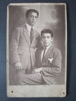 Antik fotó két fiatal férfi elegáns öltönyben műtermi baráti portré  Emlékül Bözsikének Elek 1922