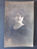 Antik fotó fiatal nő műtermi portré gyöngy fülbevalóval 1920 körül