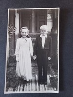 Régi fotó elsőáldozó gyermekpár ünnepi ruhában fiú és lány 1940 körül