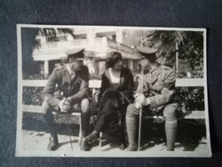 Régi fotó két egyenruhás katonatiszt és egy elegáns hölgy 1930 körül