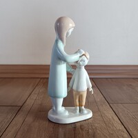 Aquincum porcelán fésülködő gyerekek