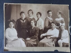Antik fotó - Nők és kislány műtermi csoportképe, 1910 körül