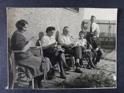 Régi fotó asszonyok varrnak a ház előtt a kertben - Budapest, Fogarasi út 1940 körül