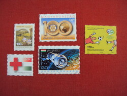 Magyar postatiszta bélyegek blokkok névértéken eladók-He-32