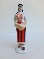 Dorohoi porcelán 20 cm - román népviseletes nő kenyeres kosárral - Stipo Dorohoi