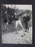 Régi fotó súlylökő fiatalok edzés közben (1930–40-es évek)