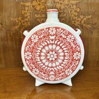 Hollóházi porcelán díszkulacs piros-fehér népművészeti/geometrikus motívumokkal