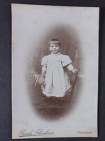 Gyermek műtermi portréja, Bernh. Fläschner fényképész, Zaleszczyki, 1900 körül