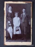 Antik kabinetfotó Három testvér elegáns ruhában, műtermi fotó 1895-1910 Lobenwein Harald Sopron