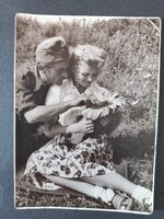 Régi fotó fiatal hölgy katona párjával napraforgóval, Bustyaháza /Ukrajna/ 1942 Tisza partján