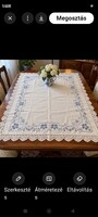 Régi kézzel hímzett nagyméretű terítő horgolt csipkével – 150 × 125 cm