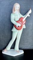 Retro Aquincumi porcelán figura , Gitározó hippi lány (1970-es évek)