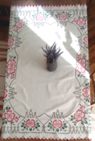 Régi kézzel hímzett nagyméretű terítő – népi virágmotívum – 135 × 100 cm