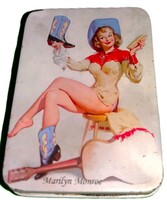 Vintage GIL ELVGREEN -USA pin- up COWGIRL- MARILIN MONROE - fém festett PLÉH doboz 10x8x4cm HIBÁTLAN