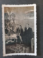 Régi fotók Házaspár karácsonyfa mellett, enteriőr – régi családi fotó 1940-es évek
