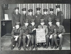Élenjáró szakasz csoportképe – magyar egyenruhások, 1970-es évek, fekete-fehér fotó