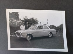 Régi fotó Ford Taunus előtt álló házaspár 1960-as évek