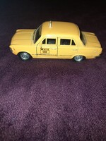 Polski Fiat 125 sárga taxi kisautó