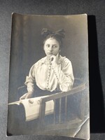 „Anyám” feliratú régi portréfotó – fiatal lány masnival, 1910–1920-as évek