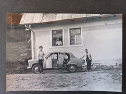 Régi fotó Moszkvics az udvaron - 1960-as évek