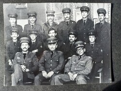 Honvédségi vagy tűzoltó egység csoportfotója névvel a hátoldalon, 1970 körül
