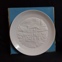 Herendi biszkvit litofán porcelán dísztányér a gyár épületével, dobozban (18,5 cm)