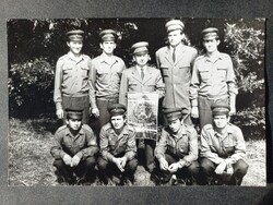 Élenjáró szakasz tagjai a zászlóval – magyar egyenruhások szabadtéri csoportképe, 1970-es évek