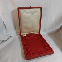 Régi piros bársony díszdoboz (20x16 cm), plakett helye: 13x9 cm