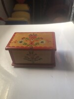 Vintage kézzel festett népi fa doboz, ékszertartó ládika (10 x 6 x 5,5 cm)