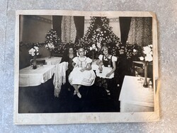 Régi nagyméretű népviseletes fotó – ünnepi terem, virágdíszítés – 1930–40-es évek körül